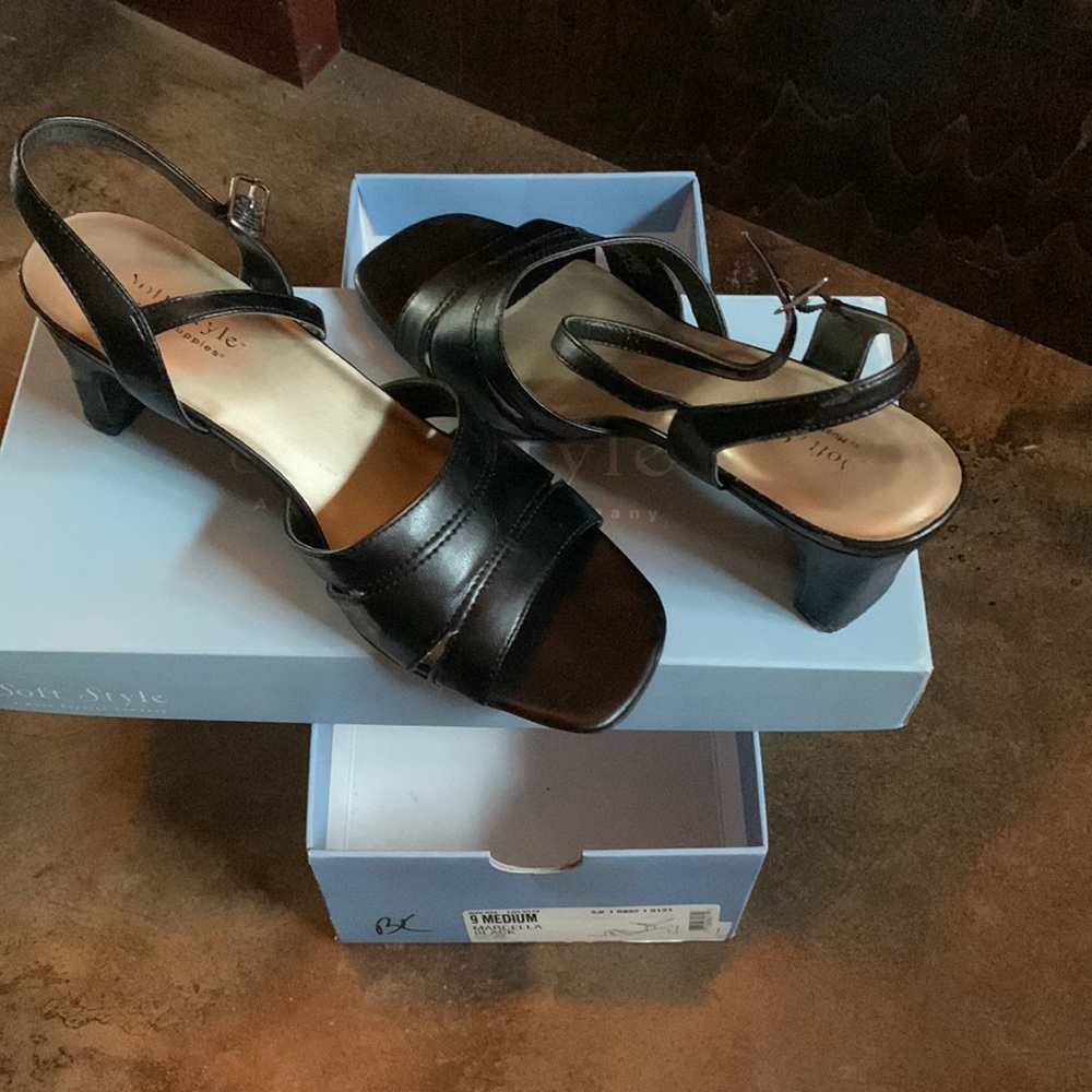 Soft style black size 9 heeled sandal